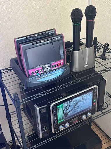 テーブルを囲んで飲み物とともに談笑する店内の利用風景
